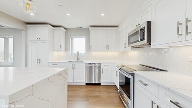 550 Sheridan Square in Evanston, IL - Building Photo - Building Photo