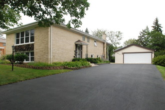 640 56th Pl, Unit 1 in Clarendon Hills, IL - Foto de edificio - Building Photo