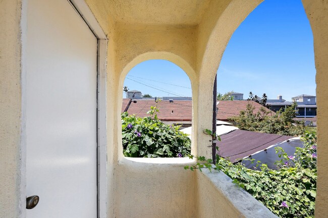 5730 Aldama St in Los Angeles, CA - Building Photo - Building Photo