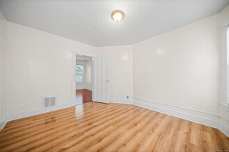 217 Woodlawn Terrace in Waterbury, CT - Foto de edificio - Building Photo