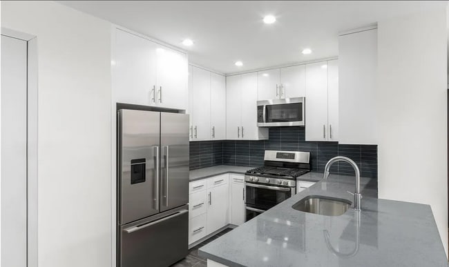74 Adelphi St, Unit 2B in Brooklyn, NY - Building Photo - Building Photo