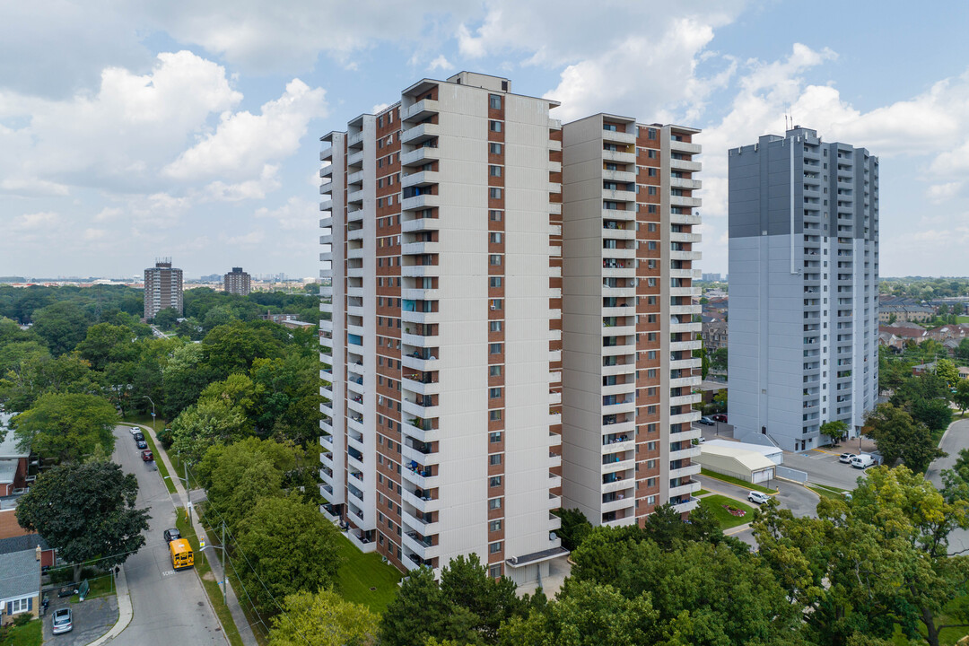 Hillburn Apartments in Toronto, ON - Building Photo