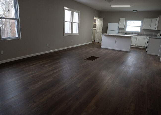 115 E 6th St in Flora, IL - Building Photo - Building Photo