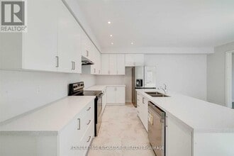 5 Frederick Taylor Way in East Gwillimbury, ON - Building Photo - Building Photo