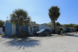 702 SE 10th St in Stuart, FL - Foto de edificio - Building Photo