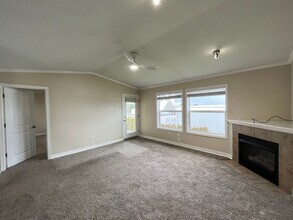 15066 NW Central Dr in Portland, OR - Building Photo - Building Photo