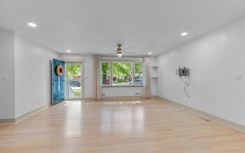 4812 Bromfield Ave in Virginia Beach, VA - Building Photo - Building Photo