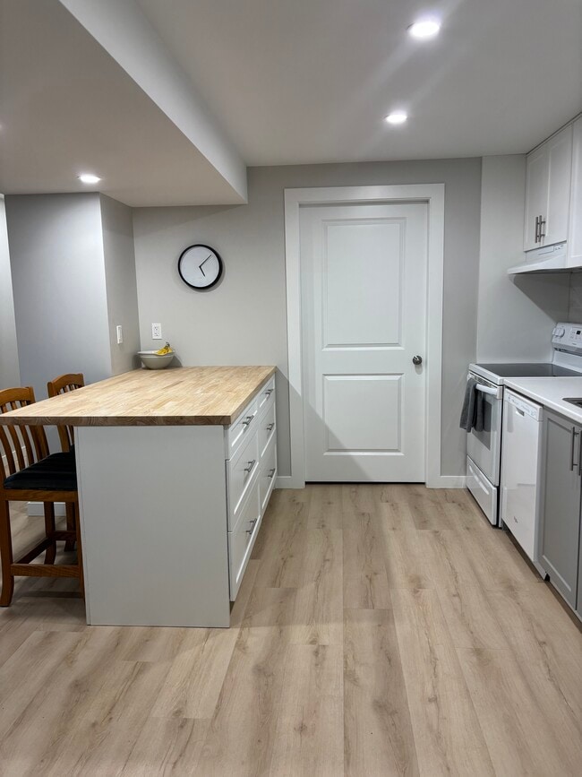 2740 Alvaston Pl in Vernon, BC - Building Photo - Building Photo