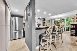 9410 Live Oak Pl in Davie, FL - Foto de edificio - Building Photo