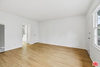 1944 S Beverly Glen Blvd in Los Angeles, CA - Foto de edificio - Building Photo