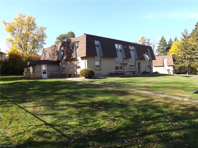 107 5th Ave, Unit Apartment 2 in Hubbard, OH - Foto de edificio - Building Photo