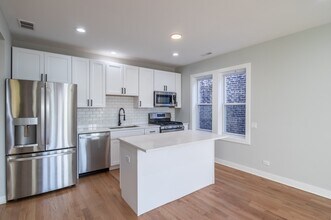 6647 S St Lawrence Ave in Chicago, IL - Building Photo - Building Photo