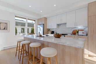 32110 Hillcrest Av in Abbotsford, BC - Building Photo - Building Photo