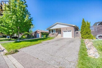 88 Clover Ridge Dr W in Ajax, ON - Building Photo - Building Photo