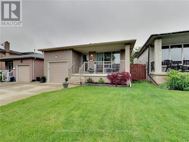 property at 5 Regis Ct