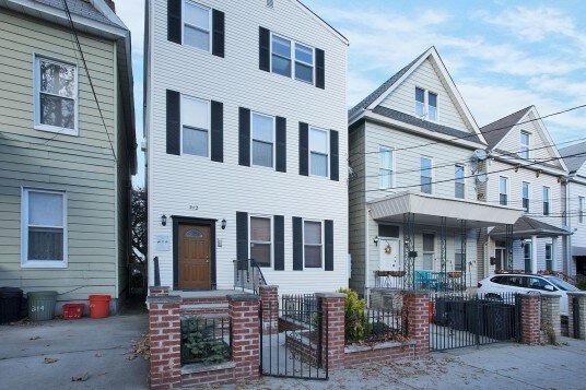212 Dodd St in Weehawken, NJ - Building Photo