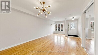 5 Quattro Ave in Richmond Hill, ON - Building Photo - Building Photo
