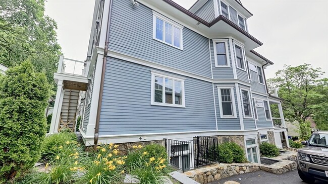 119 Westbourne Ter, Unit 1 in Brookline, MA - Foto de edificio - Building Photo