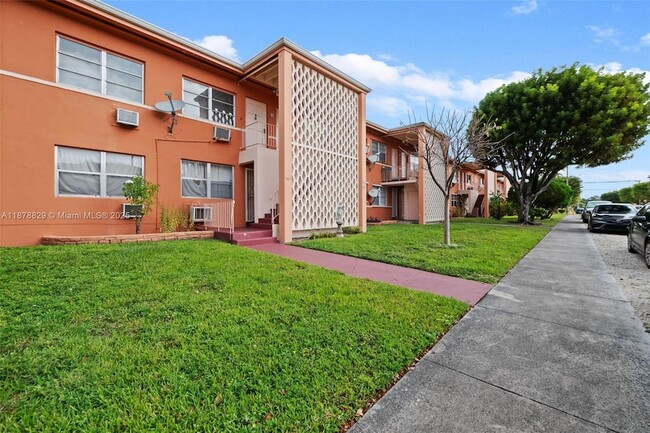 3571 SW 10th St, Unit 10B in Miami, FL - Building Photo - Building Photo