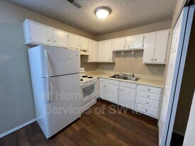 510 W Scott St in Springfield, MO - Building Photo