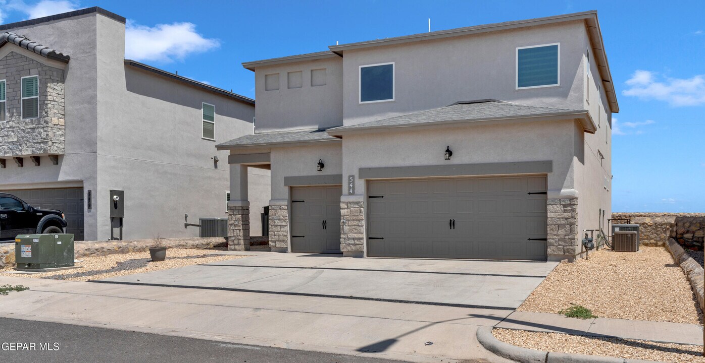 544 La Entrada Cir in Sunland Park, NM - Foto de edificio