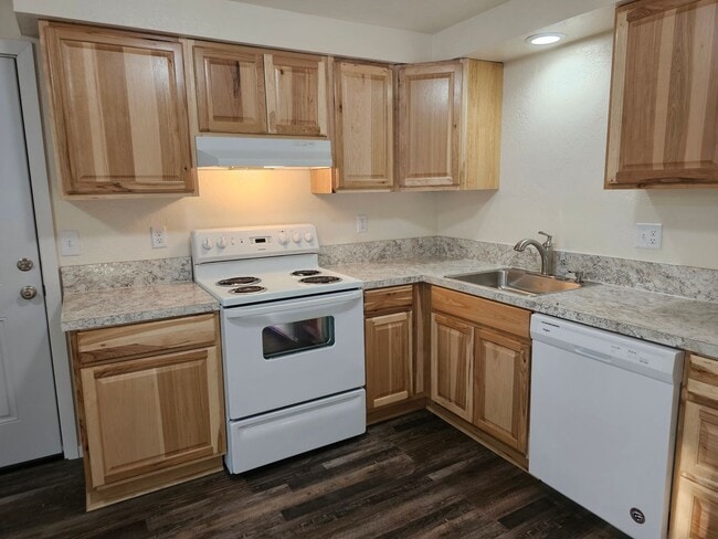 980 N Cloverleaf Loop in Springfield, OR - Building Photo - Building Photo