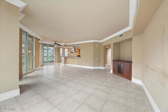 2877 Paradise Rd in Las Vegas, NV - Building Photo - Building Photo