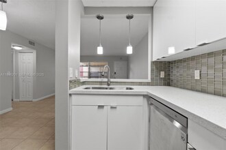 3586 N University Dr in Coral Springs, FL - Foto de edificio - Building Photo