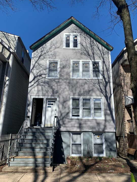 1738 W Roscoe St in Chicago, IL - Building Photo