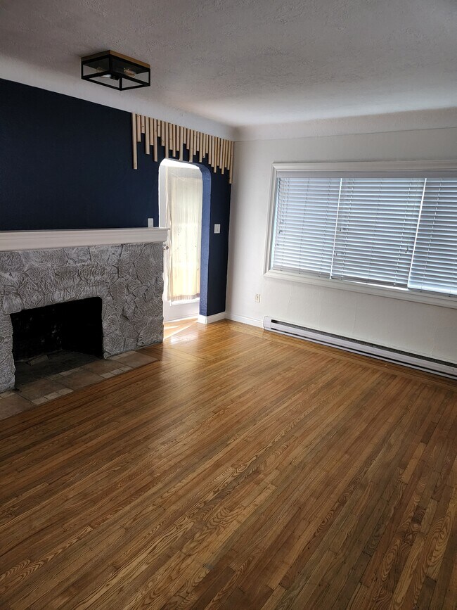 2611 Shelbourne St in Victoria, BC - Building Photo - Building Photo
