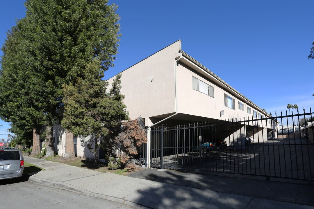 Villa Burbank in Encino, CA - Foto de edificio