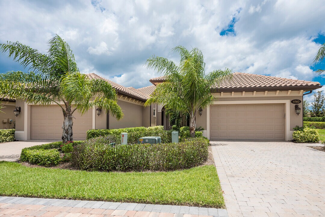 6560 Roma Way in Naples, FL - Building Photo