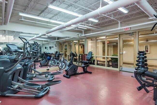 1600 Beacon St, Unit 206 in Brookline, MA - Building Photo - Building Photo
