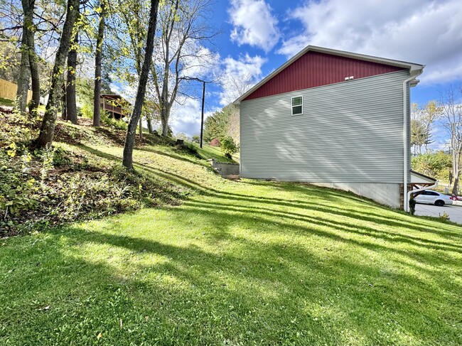 256 Liner Cove Rd in Waynesville, NC - Building Photo - Building Photo