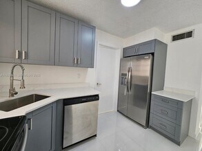 325 NW 72nd Ave-Unit -301 in Miami, FL - Building Photo - Building Photo