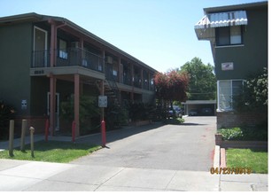 Oak Manor Apartments in Stockton, CA - Building Photo - Building Photo