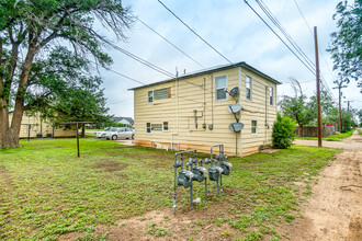 323 NW 4th St in Tulia, TX - Building Photo - Building Photo