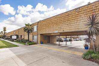 Fullerton Court Apartments in Buena Park, CA - Foto de edificio - Building Photo