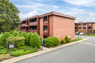 George Mason Village Condo in Arlington, VA - Building Photo - Building Photo