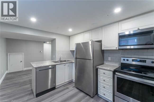 244 Upper Paradise Rd in Hamilton, ON - Building Photo - Building Photo