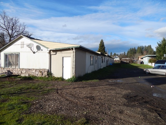 1119 & 1113 W. Central Ave in Sutherlin, OR - Building Photo - Other