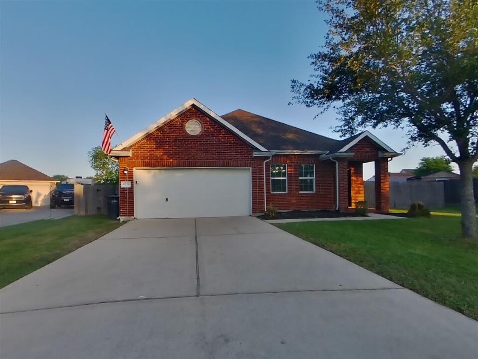 9723 Crestwood in Mont Belvieu, TX - Foto de edificio
