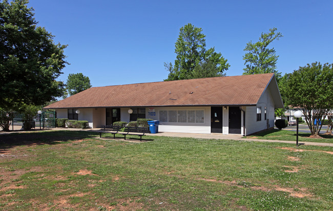 Heritage Park Apartments in Charlotte, NC - Building Photo - Building Photo