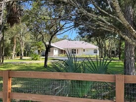 9218 Whippoorwill Trail in Jupiter, FL - Building Photo