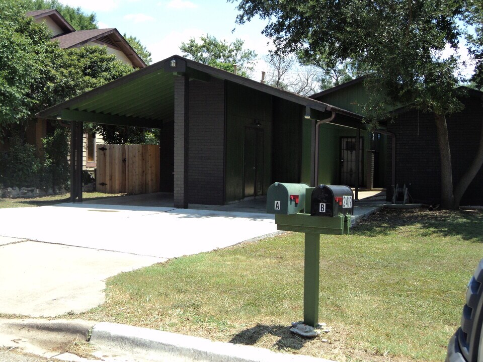 2419 Burleson Ct in Austin, TX - Building Photo