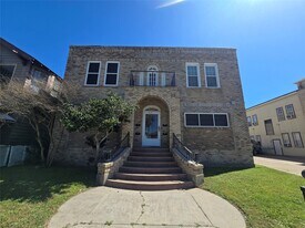 717 Broadway Avenue J in Galveston, TX - Building Photo