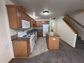 924 NE 94th Ave in Portland, OR - Building Photo - Building Photo