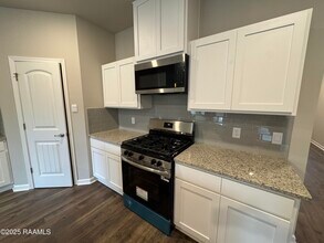 325 White Pine Dr in Lafayette, LA - Building Photo - Building Photo