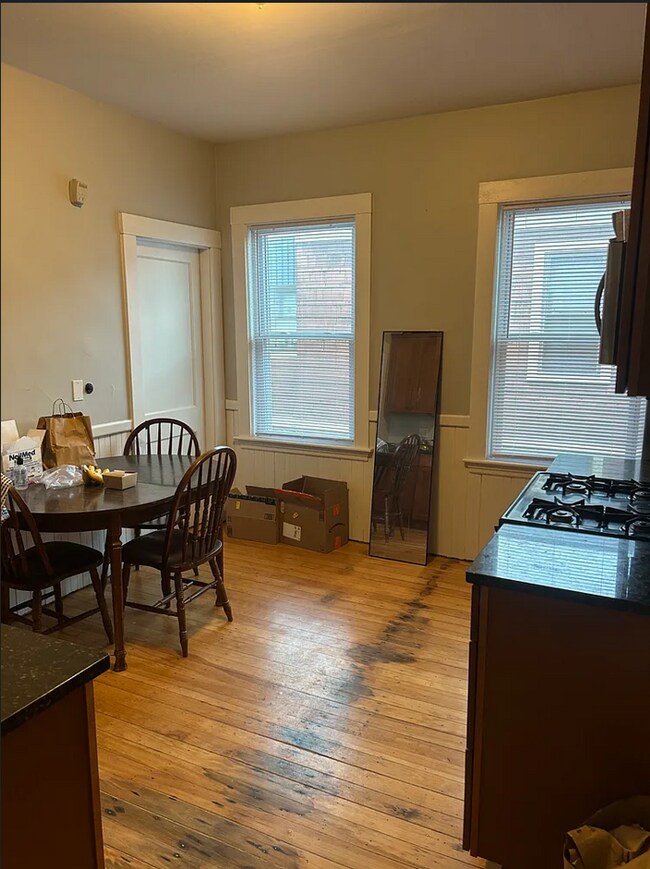 61 Frederick Ave, Unit 2 in Medford, MA - Foto de edificio - Building Photo