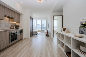 17-4517 Bathurst St in Toronto, ON - Building Photo - Building Photo
